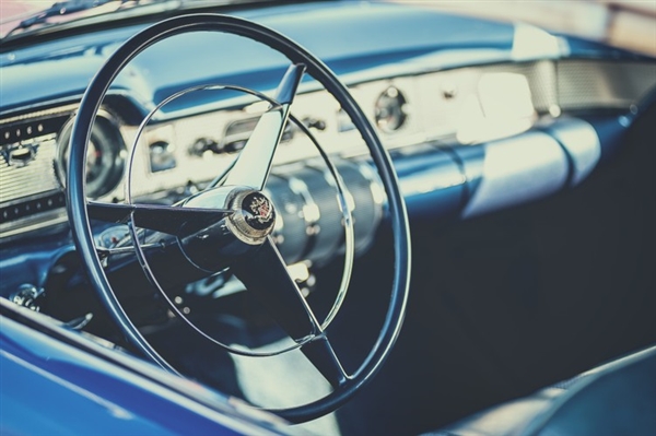 夫妇开老头乐闯红灯被撞索赔70万引热议：轿车司机没减速就要担责吗