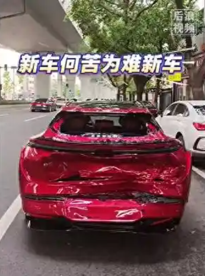 刚提车30分钟 被仅提一天的同款车连环撞击 网友:新车何苦为难新车