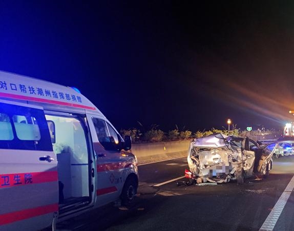 司机因错过高速口倒车 被追尾致乘客身亡 交警:担主责