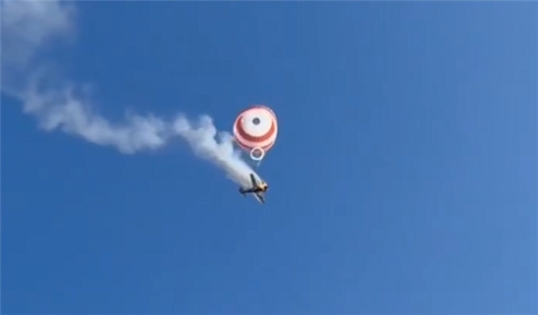巴西一架小型飞机空中起火:撑起巨大救生伞后缓慢降落