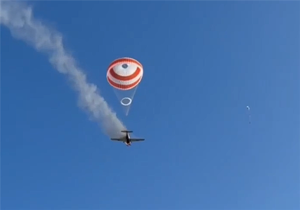 巴西一架小型飞机空中起火:撑起巨大救生伞后缓慢降落