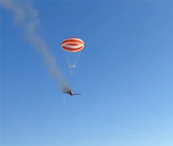 巴西一架小型飞机空中起火:撑起巨大救生伞后缓慢降落