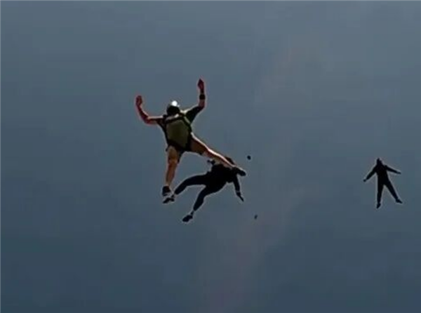 3000米高空跳伞时女子被一脚踢晕!奇迹生还后还想再跳一次