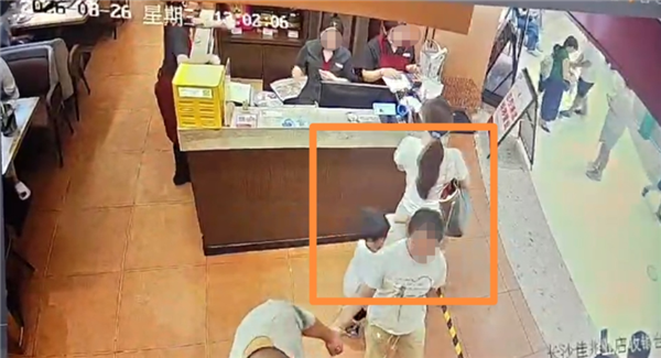 4岁男童被指摸臀女子账号已禁止关注:网友扒出多条与人争执视频