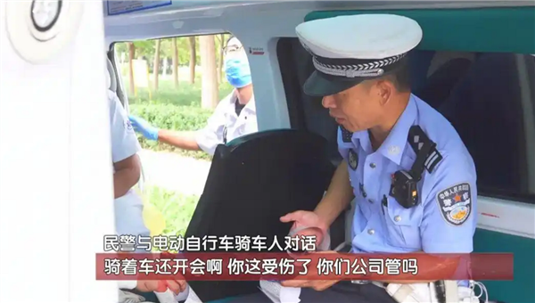 被称最敬业员工!小伙撞车后流血仍忙着开视频会议 司机当场看懵:双方都要担责