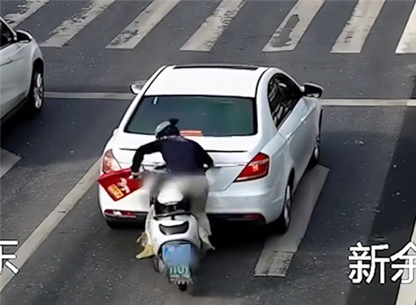 女子骑摩托追尾等红灯汽车后甩锅:他不该停在这!