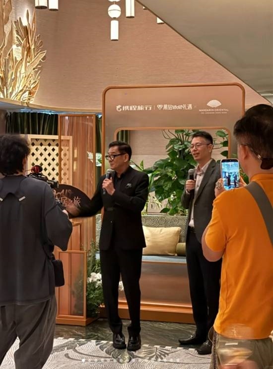 72岁“鸠摩智”演员化身美食博主 为游客介绍香港